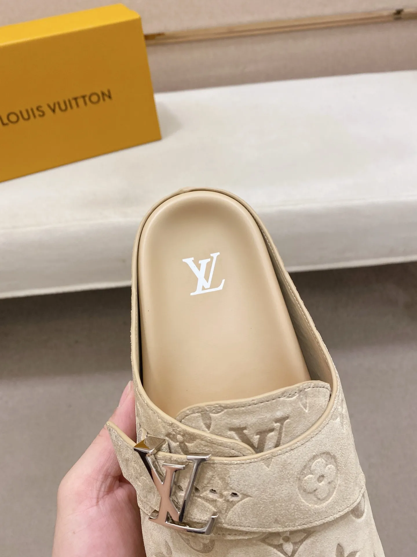 Men's shoes💰: 220💰38-45, LV Easy 2025 new men's casual sandals and slippers, made of suede cow leather, with Monogram pattern to highlight the trendy style. Adjustable straps illuminated with LV letters, while a resilient insole and micro outsole provide lightweight comfort. Made of suede cow leather with embossed Monogram pattern and brand element metal hardware✅Adjustable straps➕Tough insole‼ ️Micro outsole. Comfortable and easy to wear‼ ️